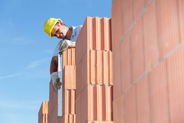 bricklayer with spirit level - drausen imagens e fotografias de stock