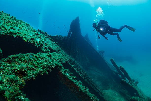 naufrágio mergulhando sobre um ponto de vista mergulhador de naufrágio - shipwreck - fotografias e filmes do acervo