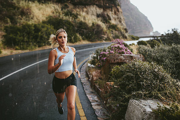 fitness kobieta działa na autostradzie - jogging off track running women running zdjęcia i obrazy z banku zdjęć