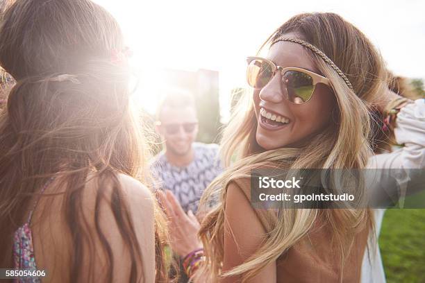 Freunde Tanzen Im Kreis Stockfoto und mehr Bilder von Musikfestival - Musikfestival, Traditionelles Fest, Sommer