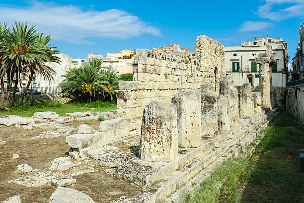 ancient greek apollo temple ruins - propylaen imagens e fotografias de stock