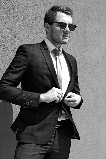 bel homme en costume et cravate et lunettes noires, monochrome - pocket suit glasses jacket photos et images de collection