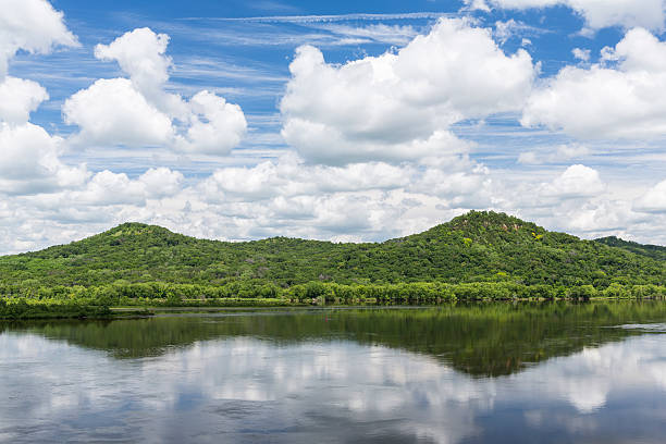 istock Mississippi River Scenic 585063560