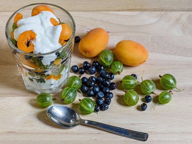 letni deser owocowy i jagodowy. - apricot portion antioxidant fruit zdjęcia i obrazy z banku zdjęć