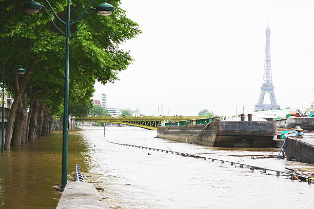 istock Flooding of Paris in 2016 585070750