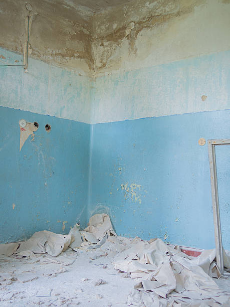 istock Blue wall of a dilapidated room 585071212