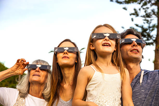 Familie Blick in Sonnenfinsternis mit solar Gläser – Foto