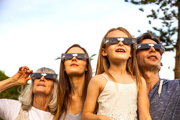 família olhando para eclipse solar com óculos de sol - eclipse imagens e fotografias de stock