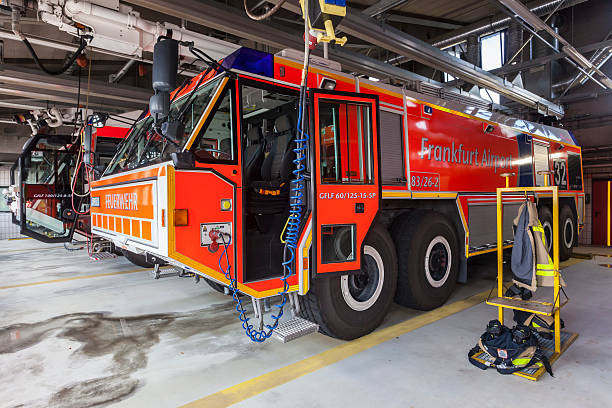 camiones de bomberos en el aeropuerto - natural disaster fire office fire department fotografías e imágenes de stock