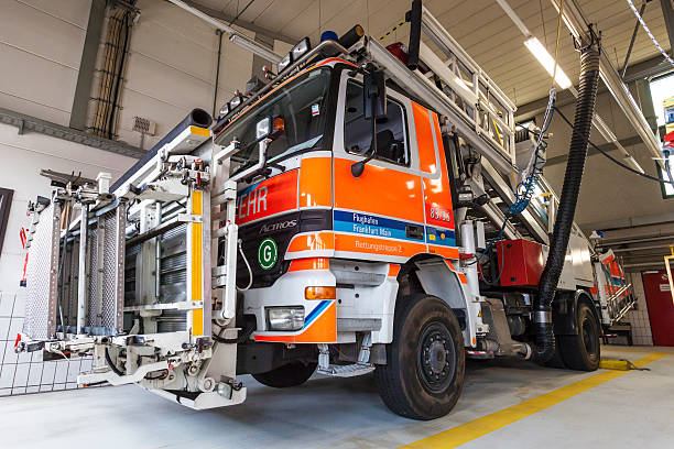 camión de bomberos en el aeropuerto - natural disaster fire office fire department fotografías e imágenes de stock