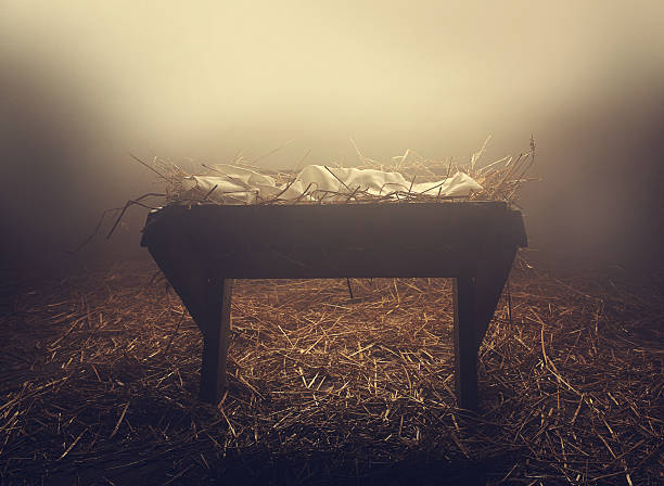 pesebre por la noche bajo la niebla - natividad objeto religioso fotografías e imágenes de stock