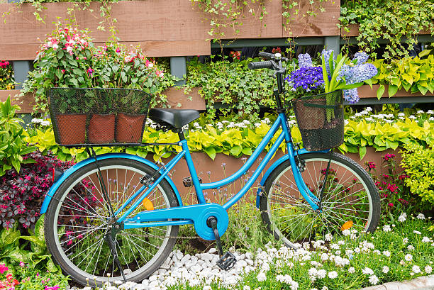 fahrrad im garten - bicycle ornamental garden flower formal garden stock-fotos und bilder