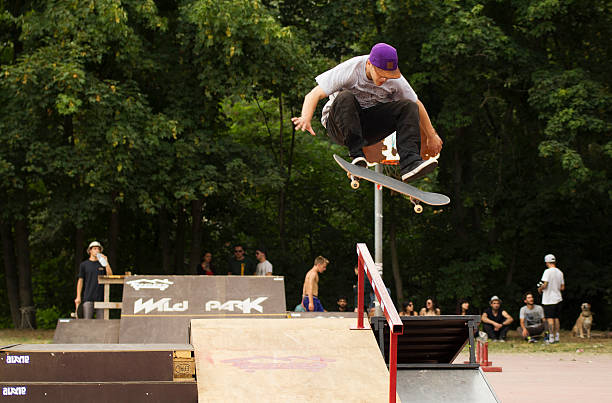 salto de skate flip - ollie - fotografias e filmes do acervo