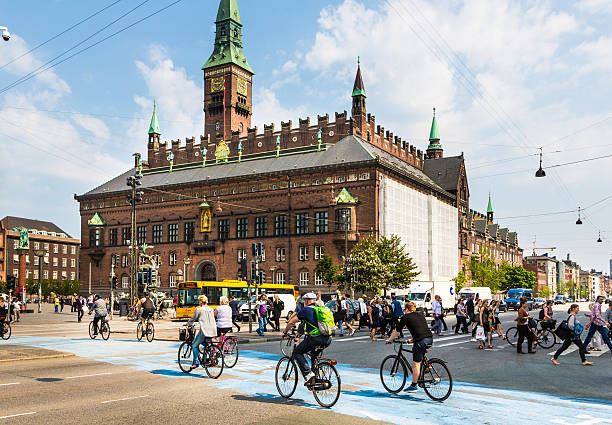 peões em copenhaga - editorial horizontal cycling crowd imagens e fotografias de stock