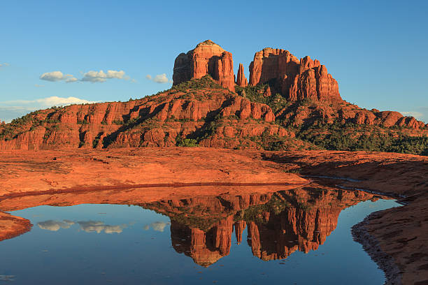 cathédrale rock réflexion - mountain sedona arizona southwest usa photos et images de collection