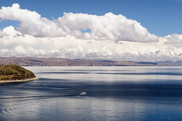 südamerika, titicacasee, bolivien, landschaft der isla del sol - bolivia copacabana bolivian ethnicity lake titicaca stock-fotos und bilder