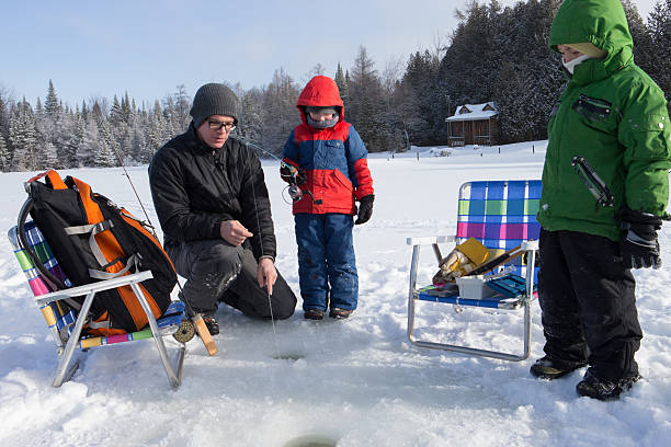 семейная рыбалка на льду - ice fishing стоковые фото и изображения