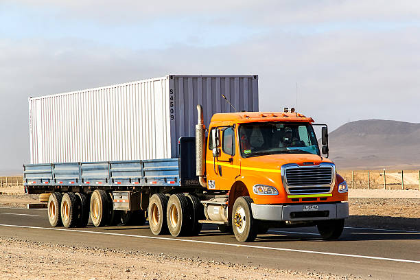 freightliner 비즈니스 클래스 - truck desert semi truck orange 뉴스 사진 이미지