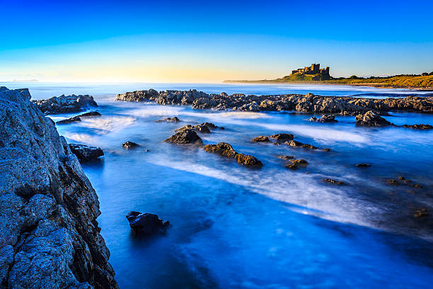 bamburgh castle, nordostküste englands - bamburgh stock-fotos und bilder