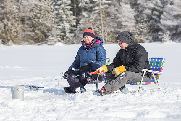 couple de pêche sur glace - ice fishing photos et images de collection