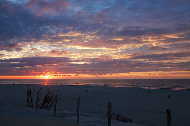 atardecer en ameland - nes fotografías e imágenes de stock