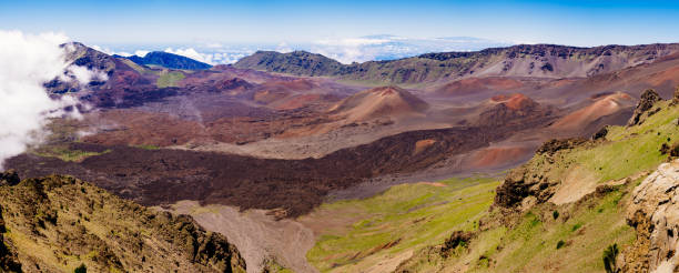 vista panoramica sul paesaggio del vulcano haleakala, maui - sunrise maui hawaii islands haleakala national park foto e immagini stock