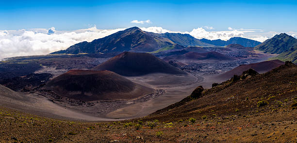 마우이 할레아칼라의 화산 경관을 파노라마로 감상하세요. - haleakala national park haleakala crater sunrise mountain 뉴스 사진 이미지