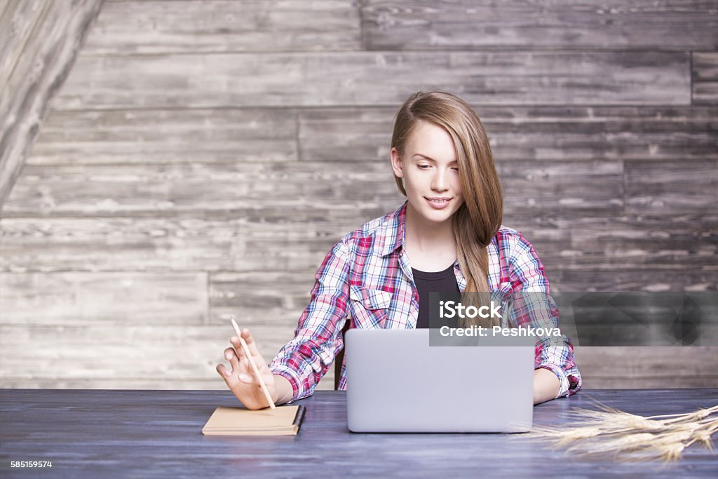 Frau mit Bleistift mit Laptop - Lizenzfrei Arbeiten Stock-Foto