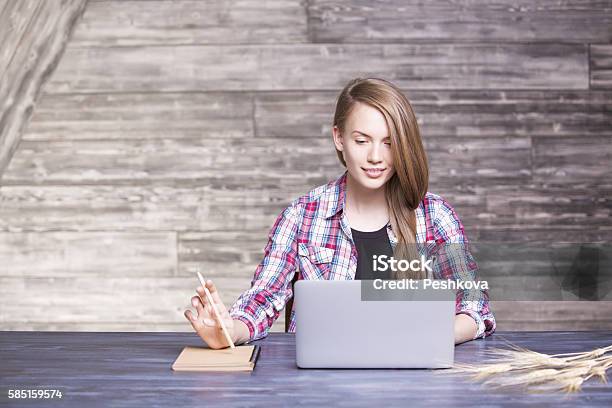 Frau Mit Bleistift Mit Laptop Stockfoto und mehr Bilder von Arbeiten - Arbeiten, Berufliche Beschäftigung, Bildung