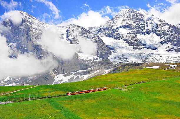 tren de rueda denquilla desde la estación de jungfraujoch. - railroad track train journey rural scene fotografías e imágenes de stock