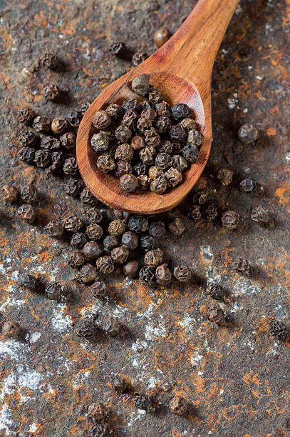 grains de poivre à la cuillère en bois - ayurveda india scented asian culture photos et images de collection