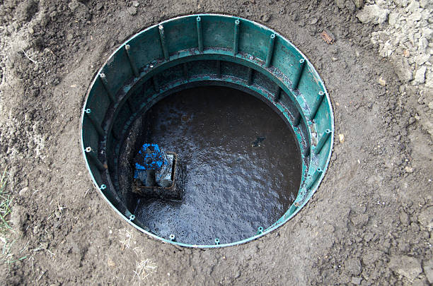 tampa do tanque séptico aberto e tela de saída - leachate - fotografias e filmes do acervo