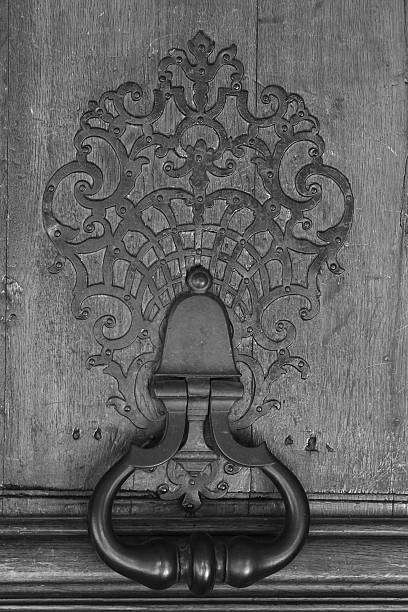 istock Black and white door knocker in Paris 585162888