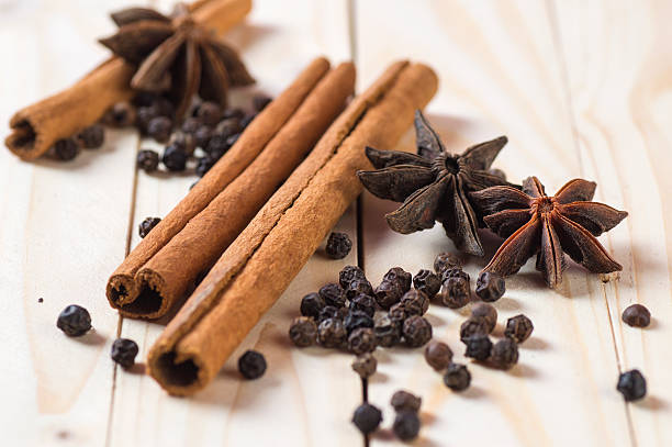 especias y hierbas. ingredientes de comida y cocina - cardamom spice cinnamon bark anise star fotografías e imágenes de stock