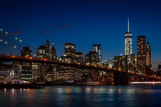 brooklyn bridge and manhattan skyline on a clear night - manhattan new york city skyline east river imagens e fotografias de stock