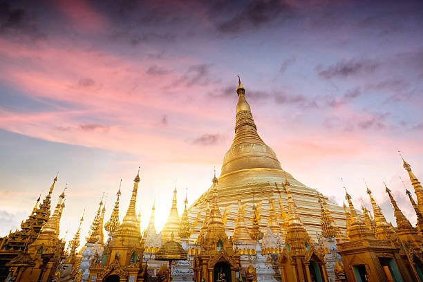 pagode de shwedagon  - shwedagon pagoda yangon sunset pagoda - fotografias e filmes do acervo