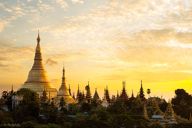 pagode de shwedagon  - shwedagon pagoda yangon sunset pagoda - fotografias e filmes do acervo