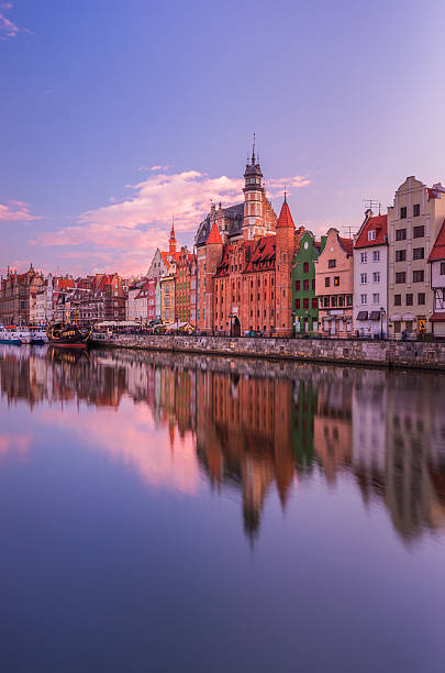 danzica storico lungomare sul fiume motlava in serata colorata - gdansk foto e immagini stock