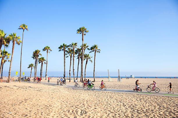 andando de bicicleta em santa monica beach, califórnia - santa monica beach los angeles county city of los angeles - fotografias e filmes do acervo