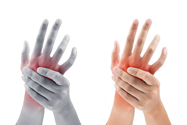 mujer masajeando su mano dolorosa sobre fondo blanco - rheumatic fotografías e imágenes de stock