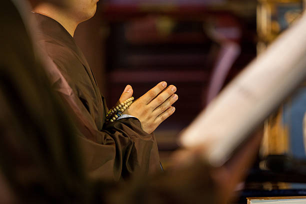 hände von einem buddhistischen mönch beten - prayer beads stock-fotos und bilder