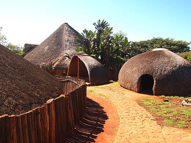 전통적인 줄루 짚 오두막 론다벨. 콰줄루 나탈 의 마을 - south africa africa zulu african culture 뉴스 사진 이미지