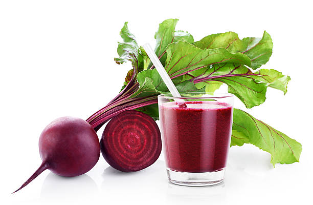 свежая свекла и сок (смузи) изолированы на белом backgroun - beet common beet isolated root vegetable стоковые фото и изображения