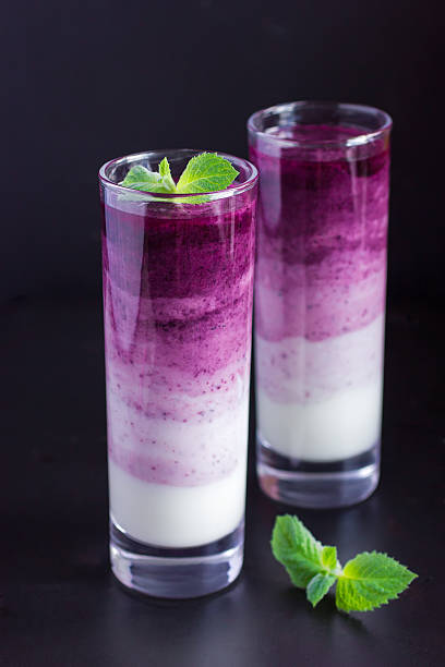 delicious shade blueberry smoothie - blueberry smoothie milk shake drink imagens e fotografias de stock