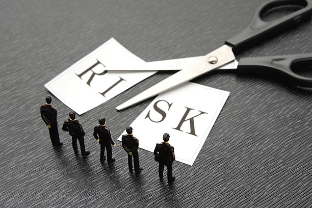 zespół biznesowy myśli o zarządzaniu ryzykiem - thinking business ceo board room zdjęcia i obrazy z banku zdjęć