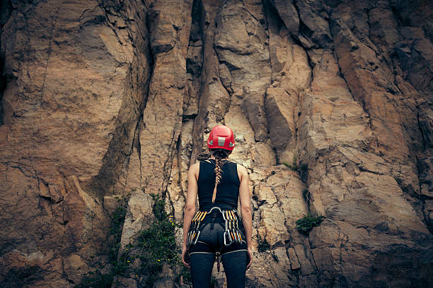 joven escalador preparándose para la escalada en roca - rock climbing mountain climbing women climbing fotografías e imágenes de stock