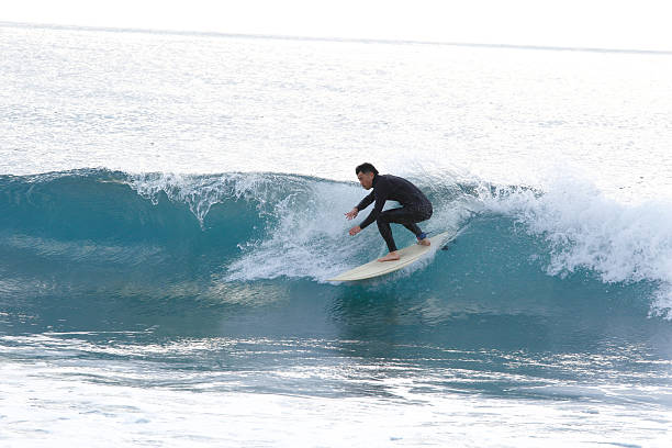 los japoneses que surfean - shikoku fotografías e imágenes de stock