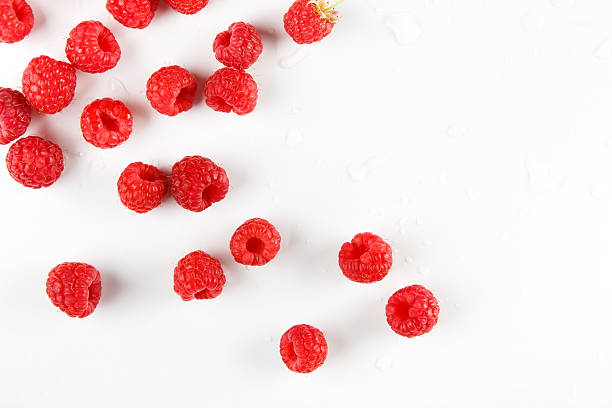 白い背景に赤い新鮮なラズベリー - organic raspberry ストックフォトと画像
