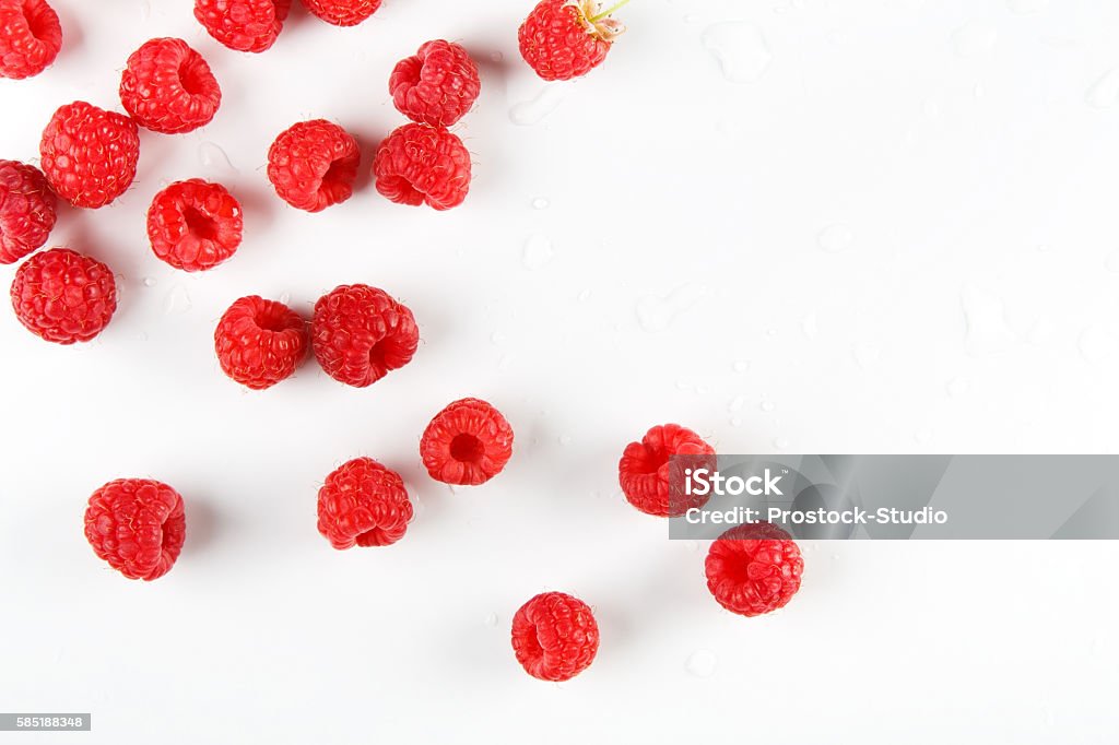 Red fresh raspberries on white background - Royaltyfri Hallon Bildbanksbilder