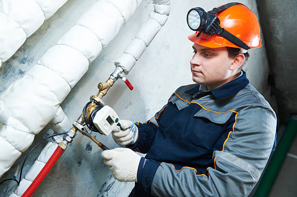 配管工技術者は、水道メーターで動作します - plumber thermostat repairing engineer ストックフォトと画像
